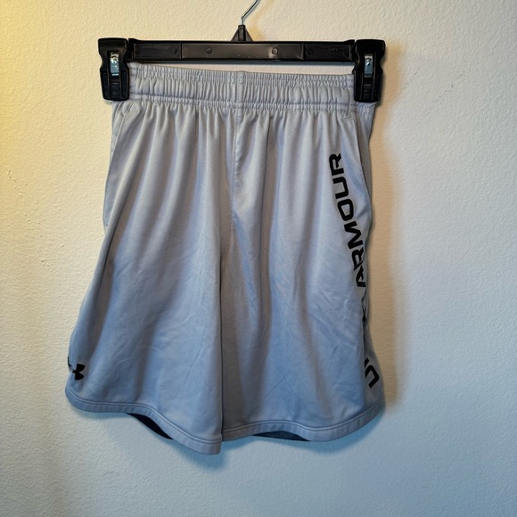 Boys Under Armour gray athletic shorts size medium elastic and draw string waist - Picture 1 of 3